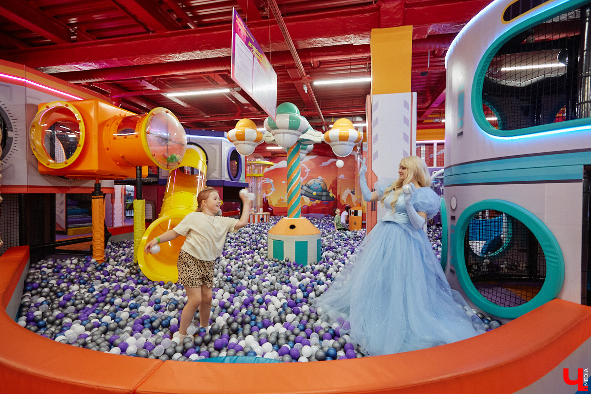 Как развлечь детей в каникулы? Провести время весело поможет Активити-Парк «Полярис». В июле любимое место отдыха дарит подарок всем своим посетителям — праздничную программу каждые выходные. Не пропустите четыре дня прекрасного настроения.