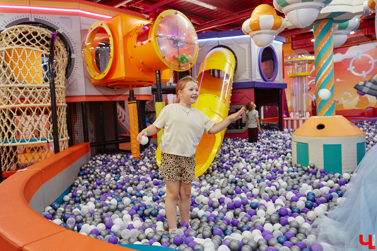 Как развлечь детей в каникулы? Провести время весело поможет Активити-Парк «Полярис». В июле любимое место отдыха дарит подарок всем своим посетителям — праздничную программу каждые выходные. Не пропустите четыре дня прекрасного настроения.