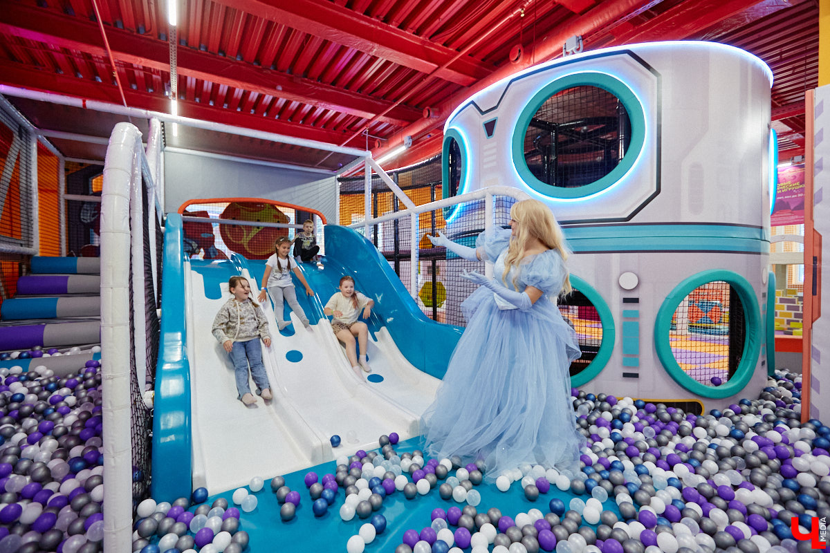 Как развлечь детей в каникулы? Провести время весело поможет Активити-Парк «Полярис». В июле любимое место отдыха дарит подарок всем своим посетителям — праздничную программу каждые выходные. Не пропустите четыре дня прекрасного настроения.