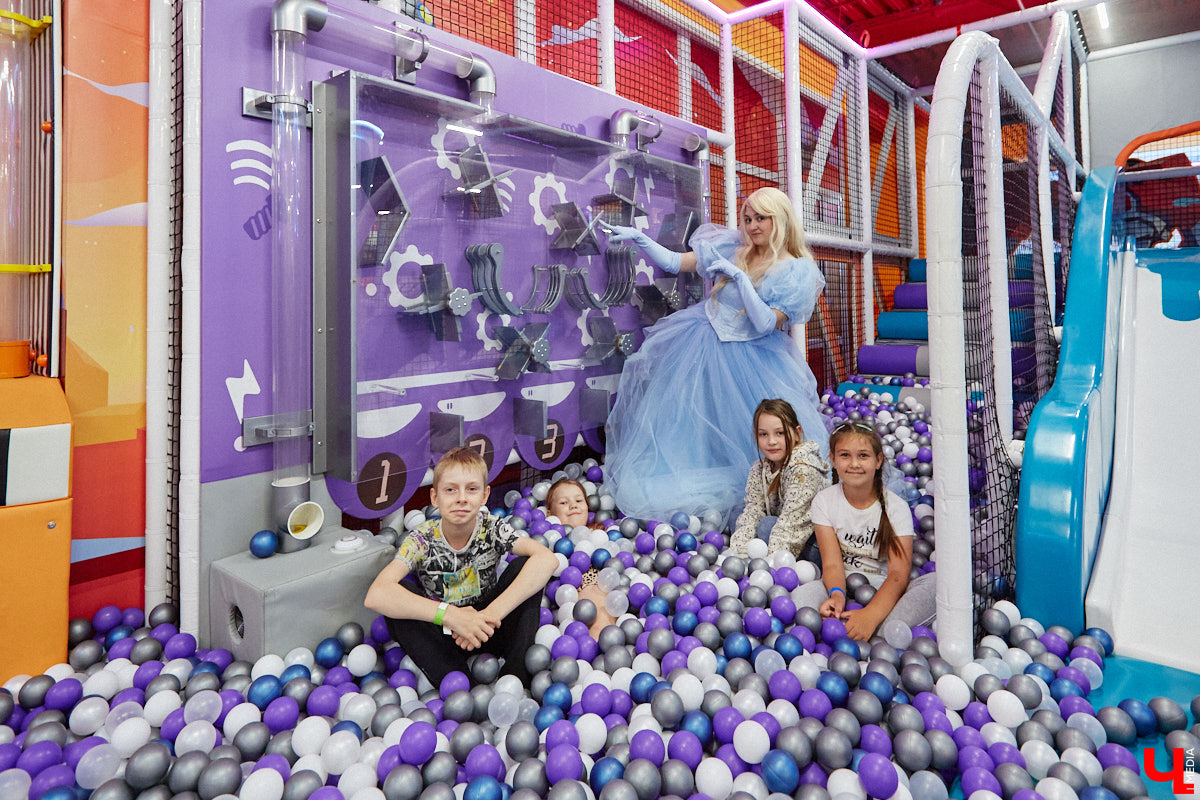 Как развлечь детей в каникулы? Провести время весело поможет Активити-Парк «Полярис». В июле любимое место отдыха дарит подарок всем своим посетителям — праздничную программу каждые выходные. Не пропустите четыре дня прекрасного настроения.