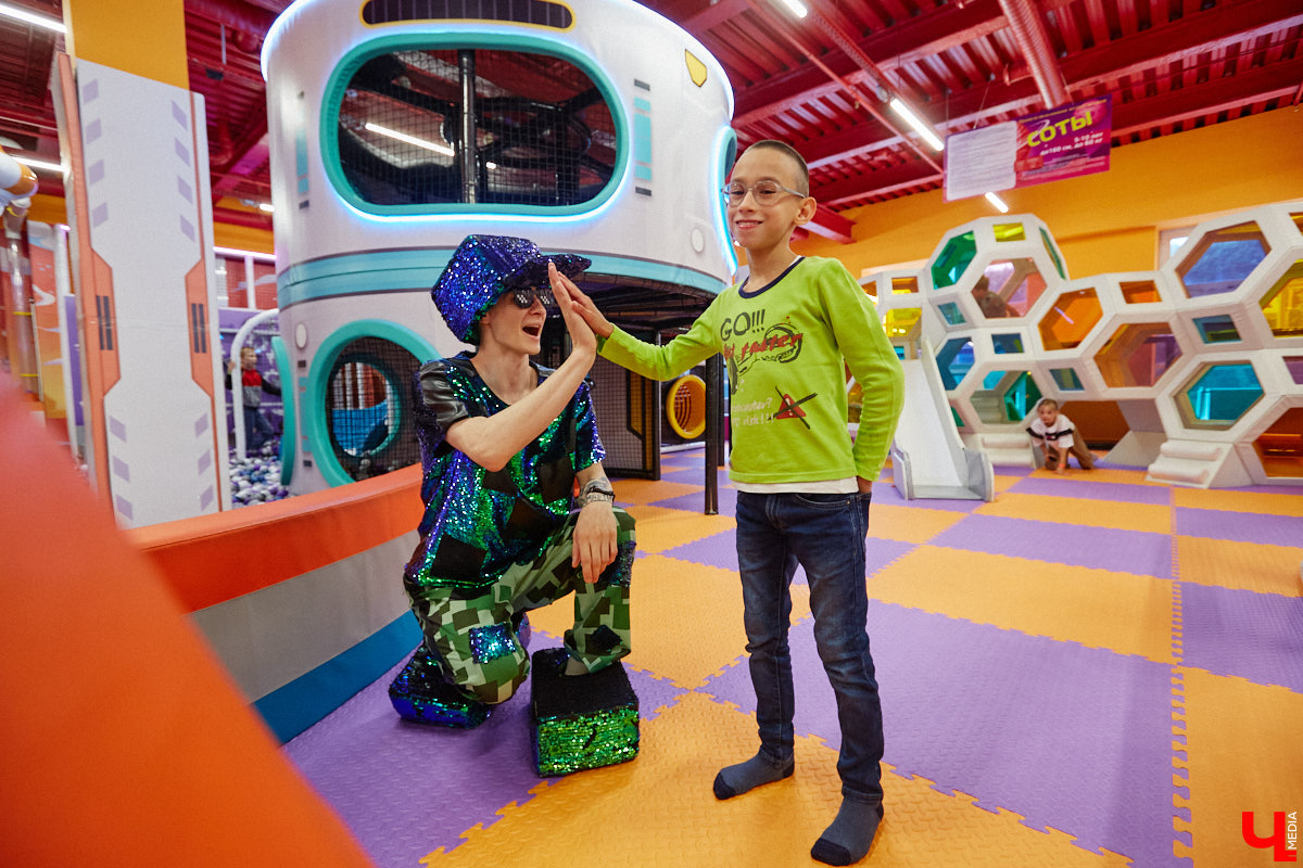 Как развлечь детей в каникулы? Провести время весело поможет Активити-Парк «Полярис». В июле любимое место отдыха дарит подарок всем своим посетителям — праздничную программу каждые выходные. Не пропустите четыре дня прекрасного настроения.