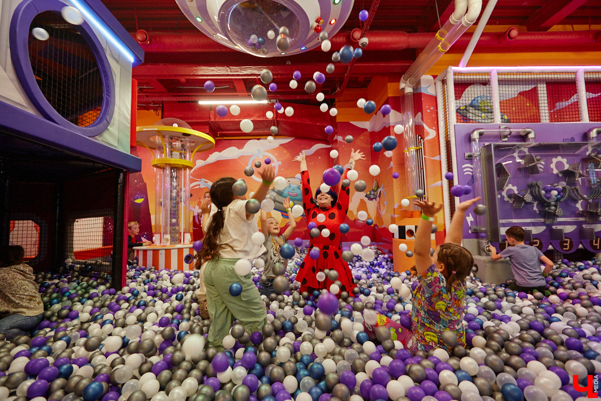 Как развлечь детей в каникулы? Провести время весело поможет Активити-Парк «Полярис». В июле любимое место отдыха дарит подарок всем своим посетителям — праздничную программу каждые выходные. Не пропустите четыре дня прекрасного настроения.