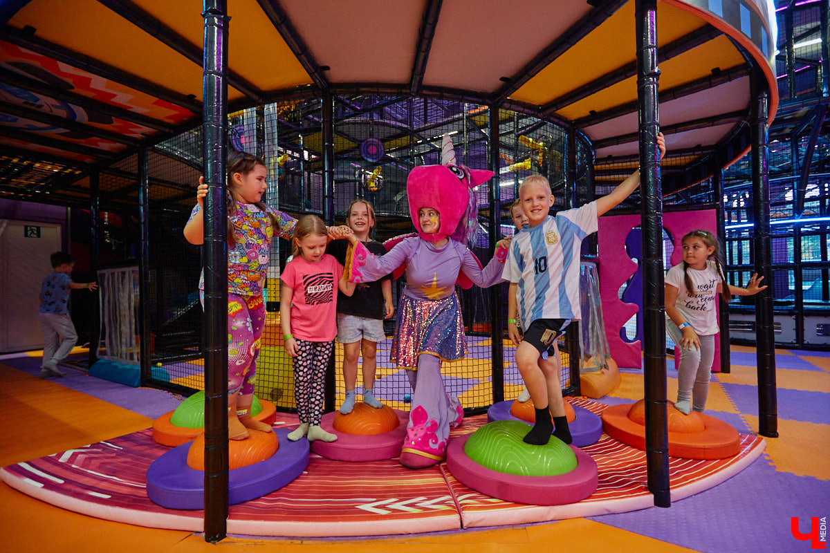 Как развлечь детей в каникулы? Провести время весело поможет Активити-Парк «Полярис». В июле любимое место отдыха дарит подарок всем своим посетителям — праздничную программу каждые выходные. Не пропустите четыре дня прекрасного настроения.