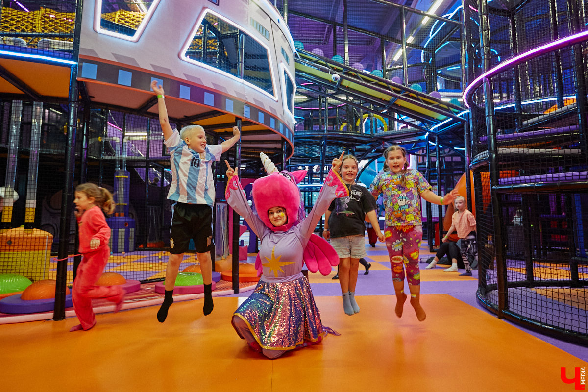 Как развлечь детей в каникулы? Провести время весело поможет Активити-Парк «Полярис». В июле любимое место отдыха дарит подарок всем своим посетителям — праздничную программу каждые выходные. Не пропустите четыре дня прекрасного настроения.