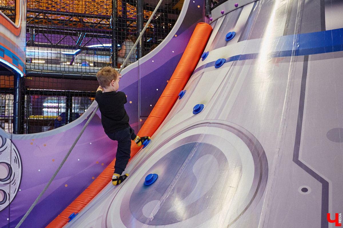 Как развлечь детей в каникулы? Провести время весело поможет Активити-Парк «Полярис». В июле любимое место отдыха дарит подарок всем своим посетителям — праздничную программу каждые выходные. Не пропустите четыре дня прекрасного настроения.