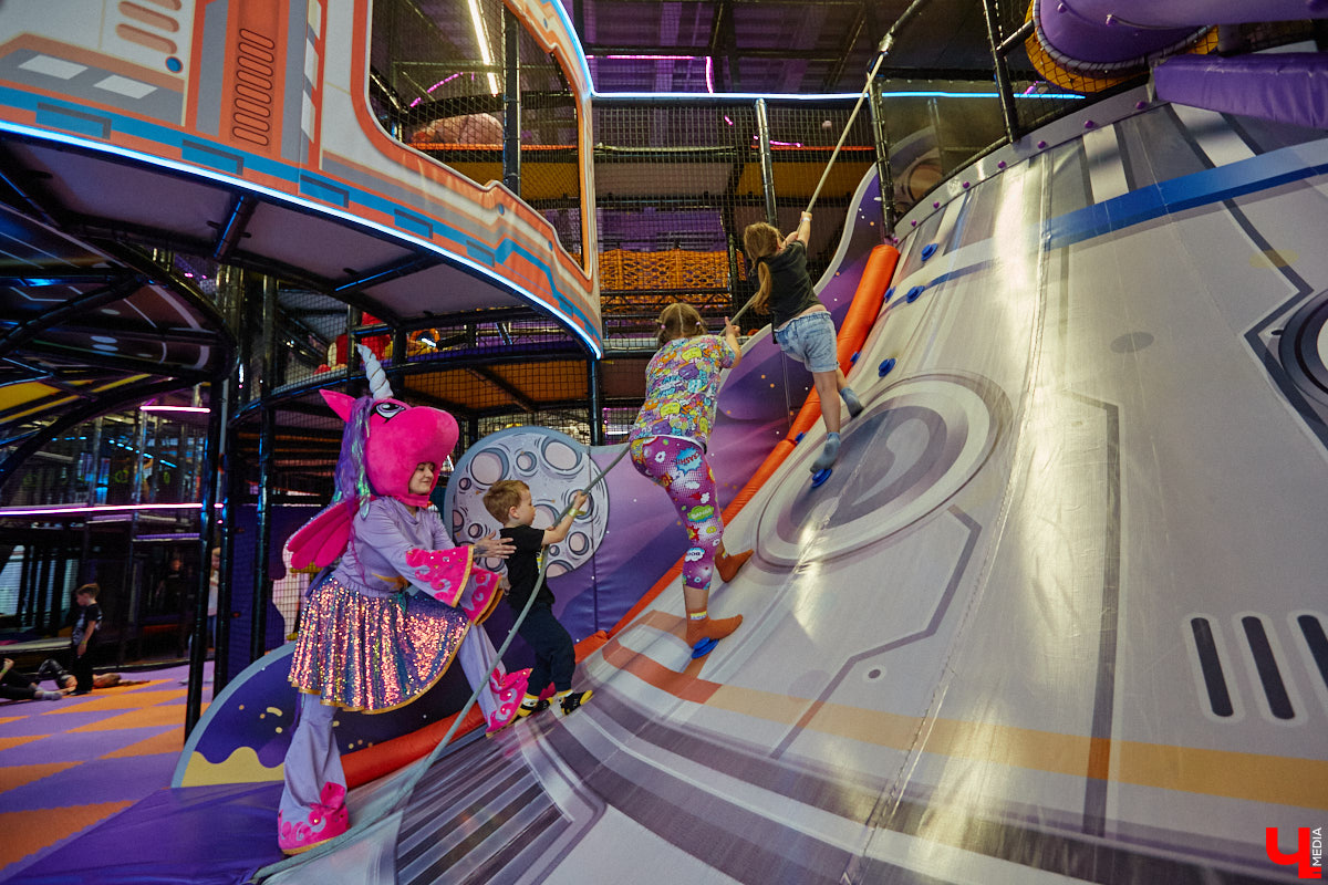 Как развлечь детей в каникулы? Провести время весело поможет Активити-Парк «Полярис». В июле любимое место отдыха дарит подарок всем своим посетителям — праздничную программу каждые выходные. Не пропустите четыре дня прекрасного настроения.