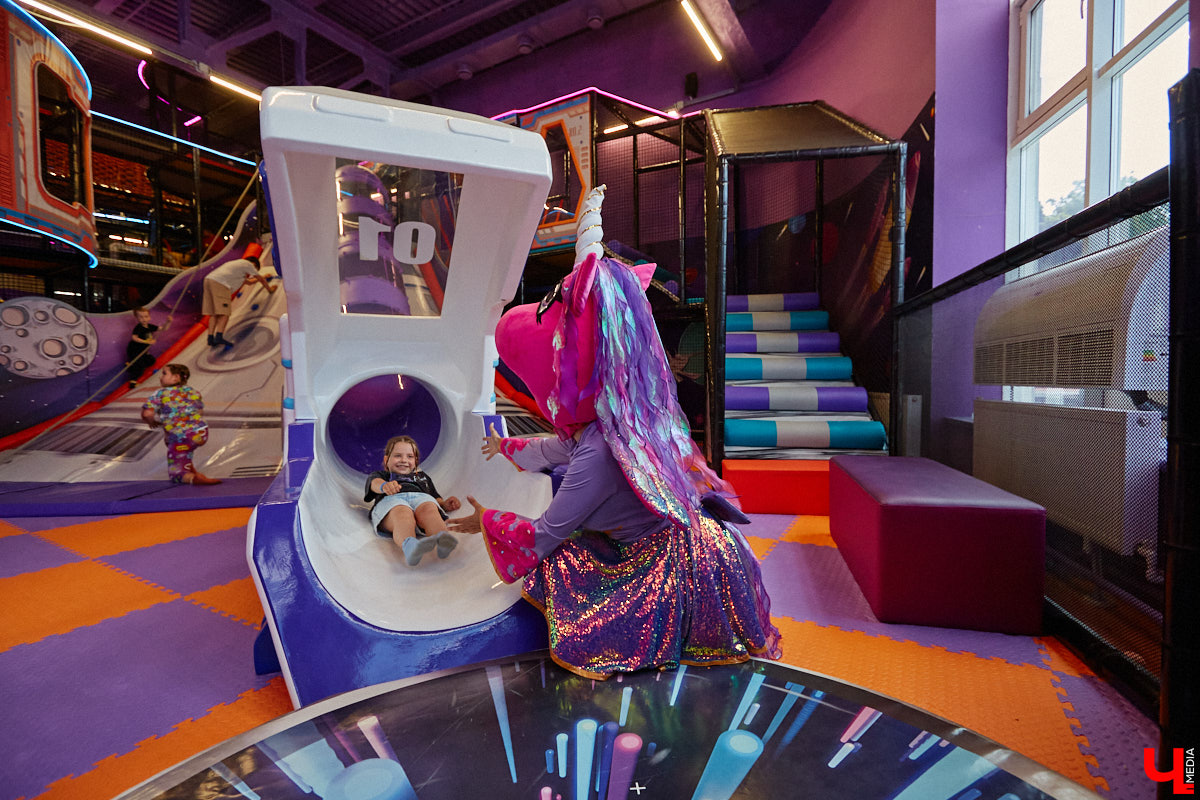 Как развлечь детей в каникулы? Провести время весело поможет Активити-Парк «Полярис». В июле любимое место отдыха дарит подарок всем своим посетителям — праздничную программу каждые выходные. Не пропустите четыре дня прекрасного настроения.