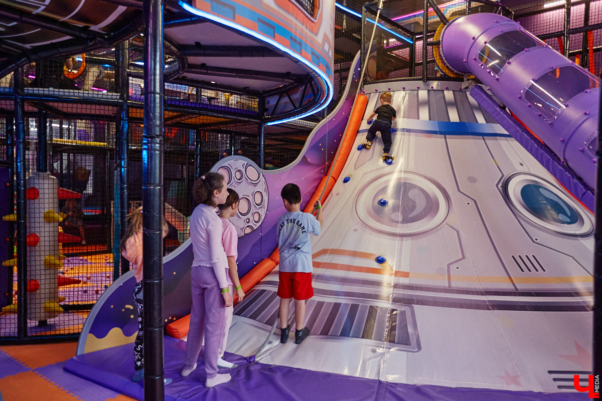 Как развлечь детей в каникулы? Провести время весело поможет Активити-Парк «Полярис». В июле любимое место отдыха дарит подарок всем своим посетителям — праздничную программу каждые выходные. Не пропустите четыре дня прекрасного настроения.