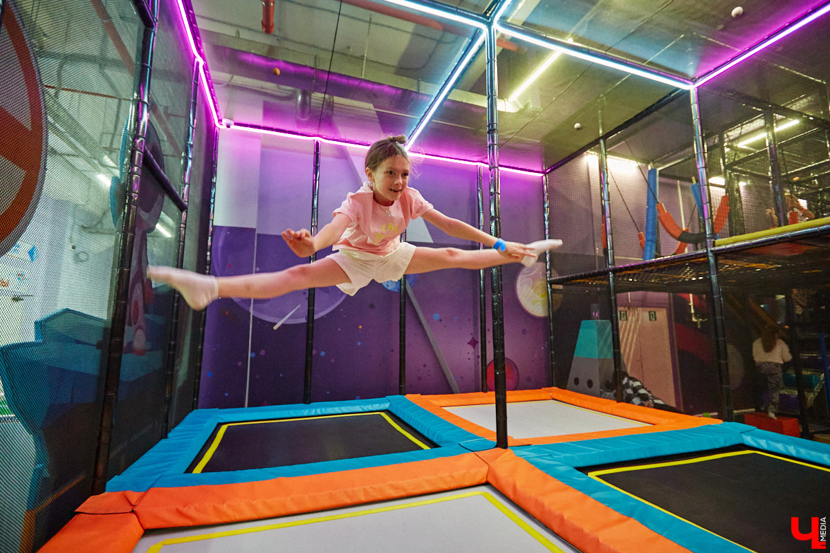 Как развлечь детей в каникулы? Провести время весело поможет Активити-Парк «Полярис». В июле любимое место отдыха дарит подарок всем своим посетителям — праздничную программу каждые выходные. Не пропустите четыре дня прекрасного настроения.