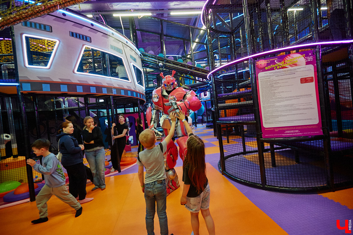 Как развлечь детей в каникулы? Провести время весело поможет Активити-Парк «Полярис». В июле любимое место отдыха дарит подарок всем своим посетителям — праздничную программу каждые выходные. Не пропустите четыре дня прекрасного настроения.