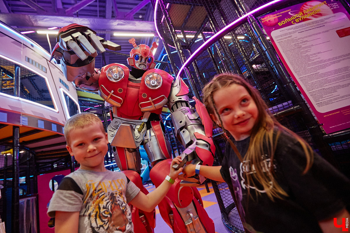 Как развлечь детей в каникулы? Провести время весело поможет Активити-Парк «Полярис». В июле любимое место отдыха дарит подарок всем своим посетителям — праздничную программу каждые выходные. Не пропустите четыре дня прекрасного настроения.