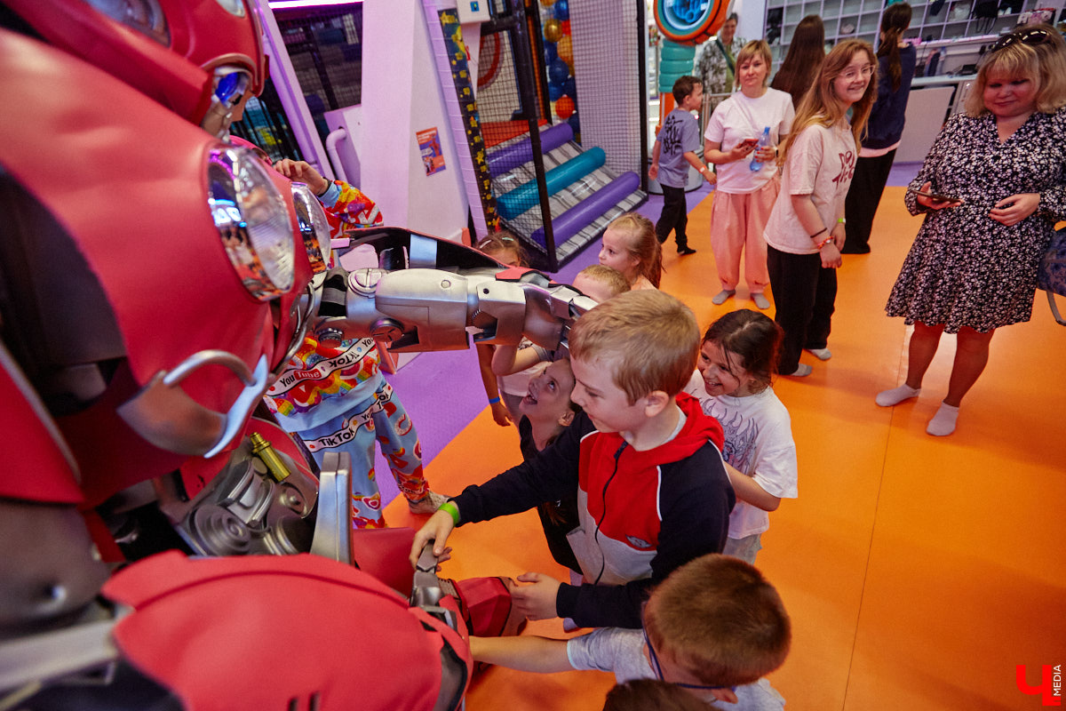 Как развлечь детей в каникулы? Провести время весело поможет Активити-Парк «Полярис». В июле любимое место отдыха дарит подарок всем своим посетителям — праздничную программу каждые выходные. Не пропустите четыре дня прекрасного настроения.