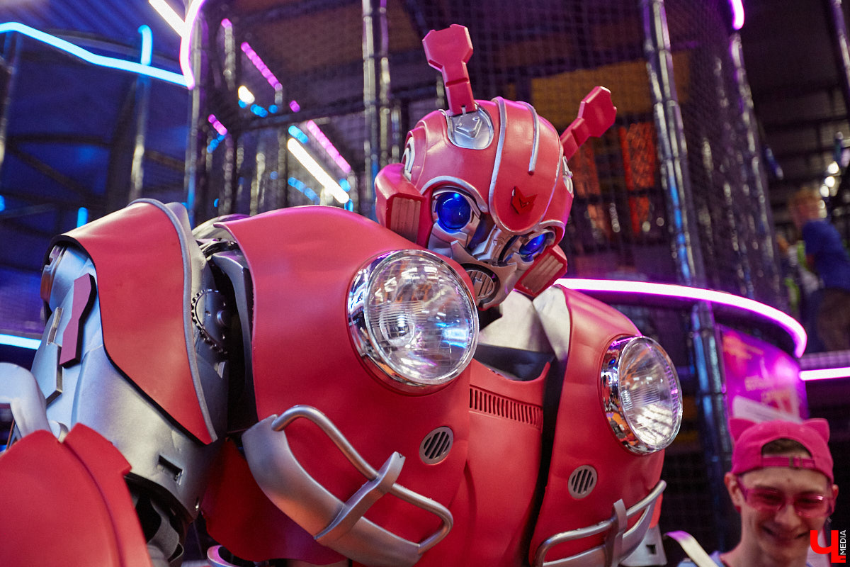 Как развлечь детей в каникулы? Провести время весело поможет Активити-Парк «Полярис». В июле любимое место отдыха дарит подарок всем своим посетителям — праздничную программу каждые выходные. Не пропустите четыре дня прекрасного настроения.