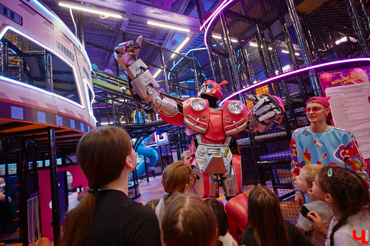 Как развлечь детей в каникулы? Провести время весело поможет Активити-Парк «Полярис». В июле любимое место отдыха дарит подарок всем своим посетителям — праздничную программу каждые выходные. Не пропустите четыре дня прекрасного настроения.