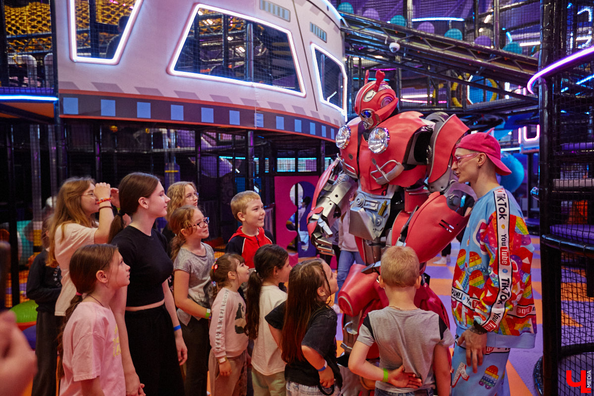 Как развлечь детей в каникулы? Провести время весело поможет Активити-Парк «Полярис». В июле любимое место отдыха дарит подарок всем своим посетителям — праздничную программу каждые выходные. Не пропустите четыре дня прекрасного настроения.