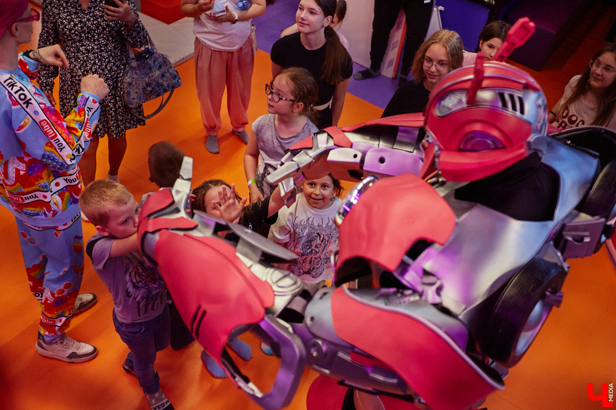 Как развлечь детей в каникулы? Провести время весело поможет Активити-Парк «Полярис». В июле любимое место отдыха дарит подарок всем своим посетителям — праздничную программу каждые выходные. Не пропустите четыре дня прекрасного настроения.