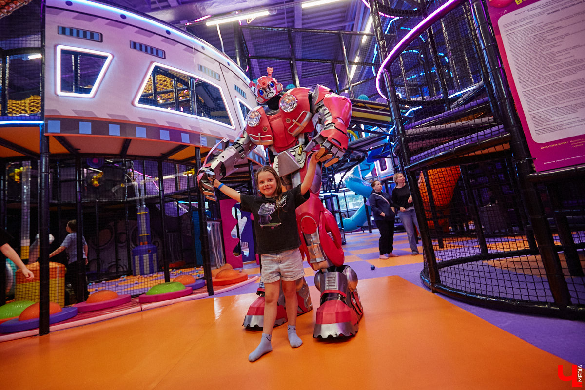 Как развлечь детей в каникулы? Провести время весело поможет Активити-Парк «Полярис». В июле любимое место отдыха дарит подарок всем своим посетителям — праздничную программу каждые выходные. Не пропустите четыре дня прекрасного настроения.