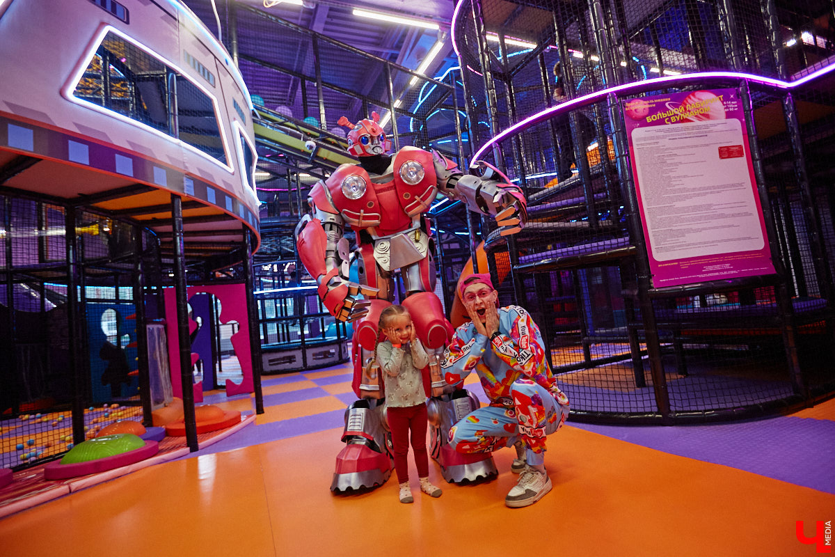 Как развлечь детей в каникулы? Провести время весело поможет Активити-Парк «Полярис». В июле любимое место отдыха дарит подарок всем своим посетителям — праздничную программу каждые выходные. Не пропустите четыре дня прекрасного настроения.