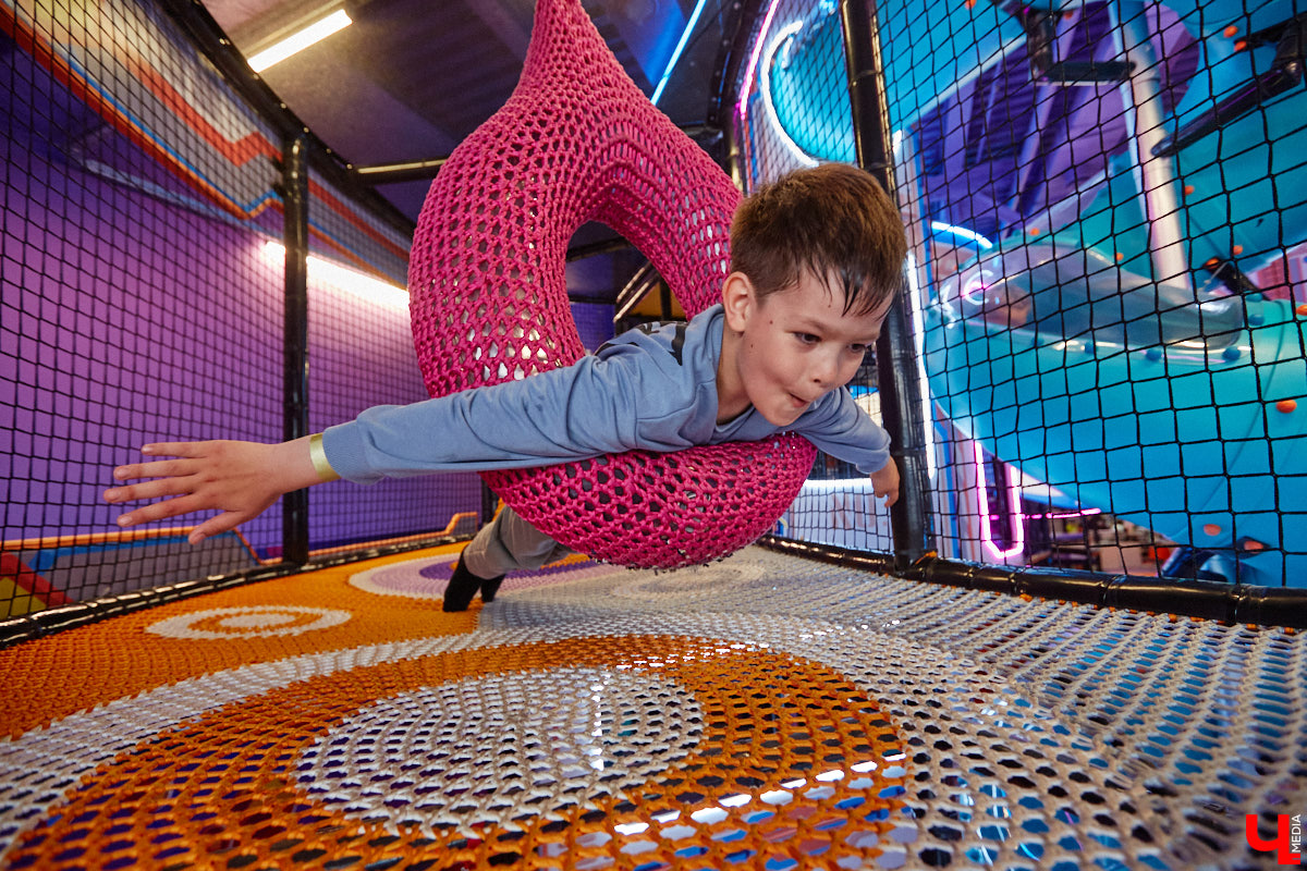 Как развлечь детей в каникулы? Провести время весело поможет Активити-Парк «Полярис». В июле любимое место отдыха дарит подарок всем своим посетителям — праздничную программу каждые выходные. Не пропустите четыре дня прекрасного настроения.