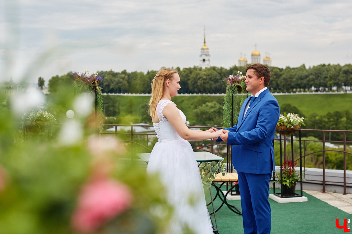 Собираетесь в ближайшее время соединить сердца? Отличная новость: теперь обменяться кольцами во Владимире можно не только в стенах Дворца бракосочетаний, но и на первой открытой площадке с прекрасным видом на исторический центр. Да еще и в одном из самых живописных мест нашего города — на территории Патриаршего сада. «Ключ-Медиа» запечатлел, как жених и невеста будут смотреться в новой локации.