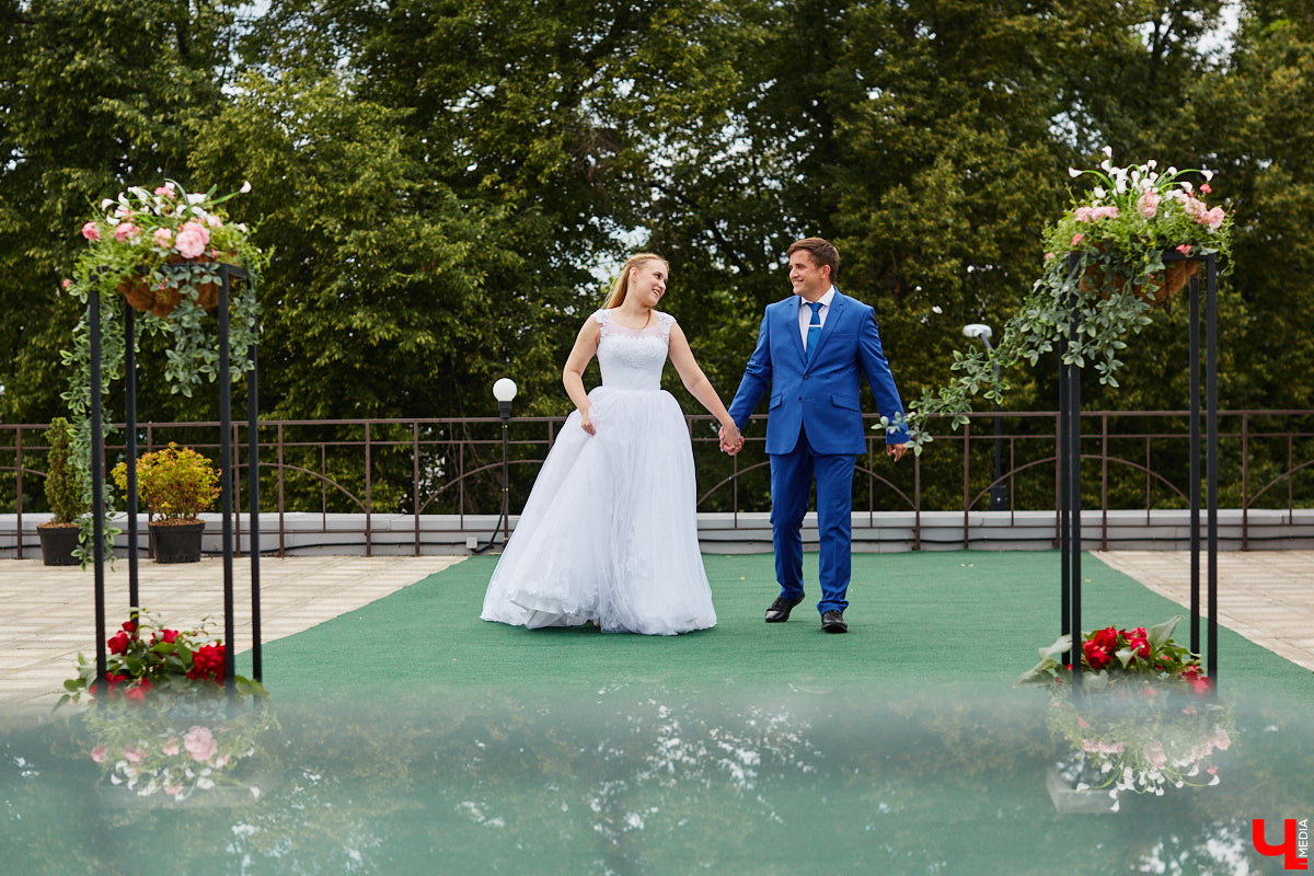 Собираетесь в ближайшее время соединить сердца? Отличная новость: теперь обменяться кольцами во Владимире можно не только в стенах Дворца бракосочетаний, но и на первой открытой площадке с прекрасным видом на исторический центр. Да еще и в одном из самых живописных мест нашего города — на территории Патриаршего сада. «Ключ-Медиа» запечатлел, как жених и невеста будут смотреться в новой локации.