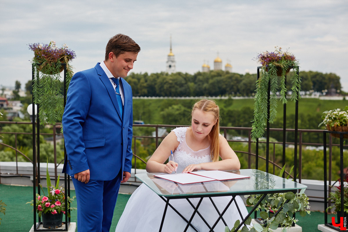 Собираетесь в ближайшее время соединить сердца? Отличная новость: теперь обменяться кольцами во Владимире можно не только в стенах Дворца бракосочетаний, но и на первой открытой площадке с прекрасным видом на исторический центр. Да еще и в одном из самых живописных мест нашего города — на территории Патриаршего сада. «Ключ-Медиа» запечатлел, как жених и невеста будут смотреться в новой локации.