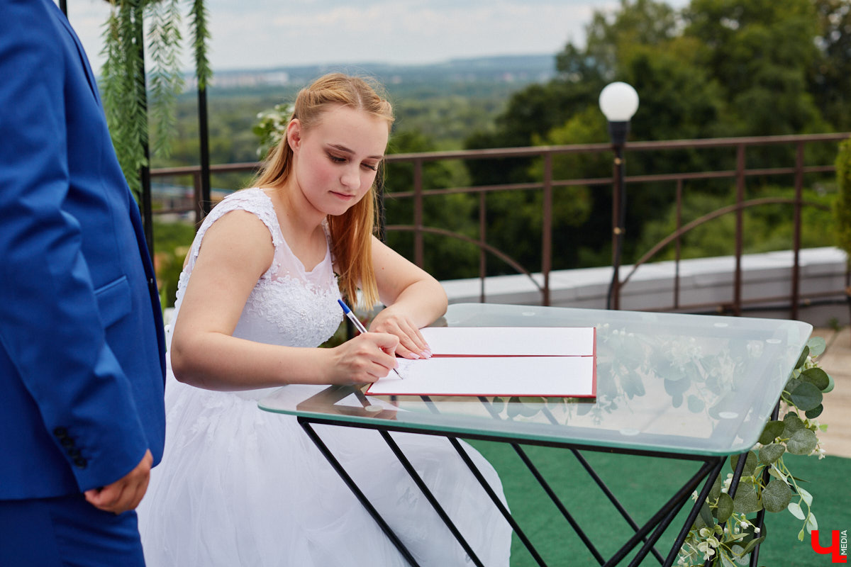 Собираетесь в ближайшее время соединить сердца? Отличная новость: теперь обменяться кольцами во Владимире можно не только в стенах Дворца бракосочетаний, но и на первой открытой площадке с прекрасным видом на исторический центр. Да еще и в одном из самых живописных мест нашего города — на территории Патриаршего сада. «Ключ-Медиа» запечатлел, как жених и невеста будут смотреться в новой локации.