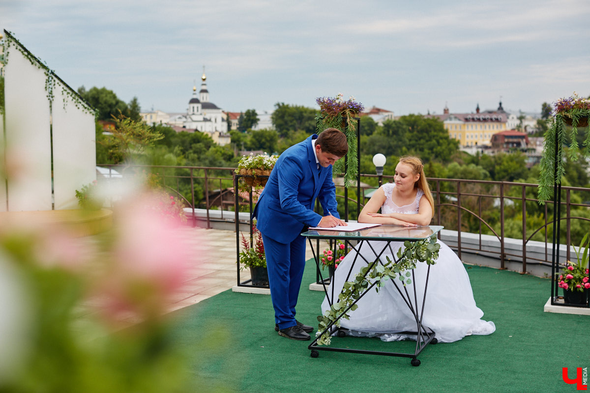 Собираетесь в ближайшее время соединить сердца? Отличная новость: теперь обменяться кольцами во Владимире можно не только в стенах Дворца бракосочетаний, но и на первой открытой площадке с прекрасным видом на исторический центр. Да еще и в одном из самых живописных мест нашего города — на территории Патриаршего сада. «Ключ-Медиа» запечатлел, как жених и невеста будут смотреться в новой локации.