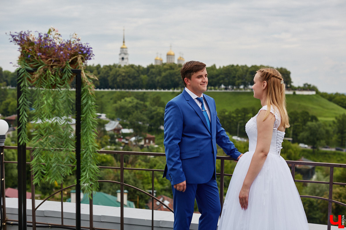 Собираетесь в ближайшее время соединить сердца? Отличная новость: теперь обменяться кольцами во Владимире можно не только в стенах Дворца бракосочетаний, но и на первой открытой площадке с прекрасным видом на исторический центр. Да еще и в одном из самых живописных мест нашего города — на территории Патриаршего сада. «Ключ-Медиа» запечатлел, как жених и невеста будут смотреться в новой локации.