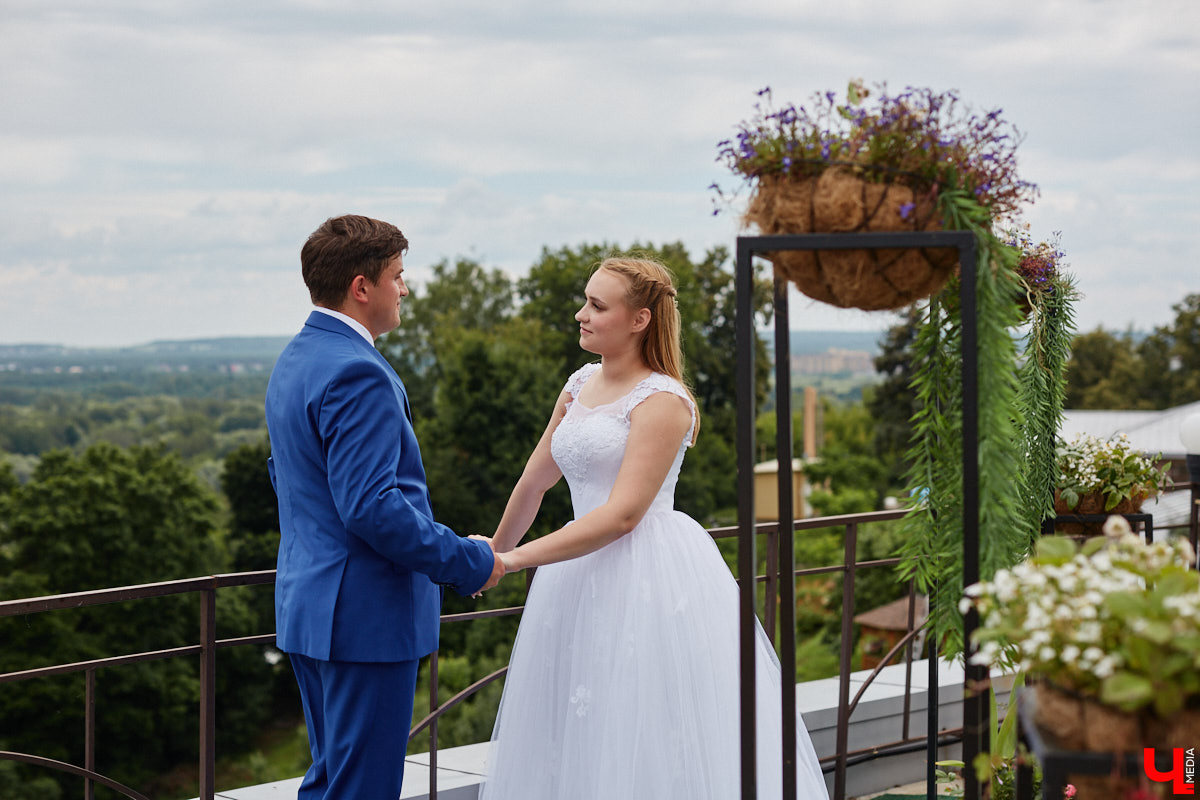 Собираетесь в ближайшее время соединить сердца? Отличная новость: теперь обменяться кольцами во Владимире можно не только в стенах Дворца бракосочетаний, но и на первой открытой площадке с прекрасным видом на исторический центр. Да еще и в одном из самых живописных мест нашего города — на территории Патриаршего сада. «Ключ-Медиа» запечатлел, как жених и невеста будут смотреться в новой локации.