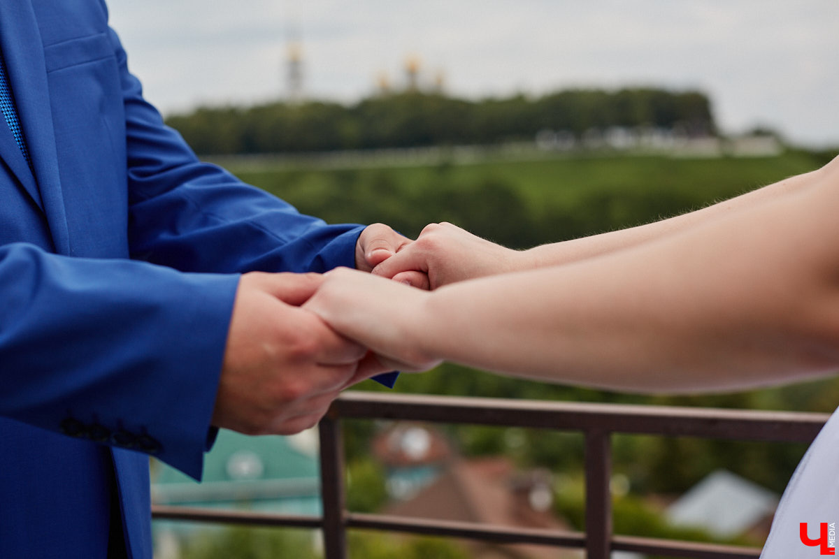 Собираетесь в ближайшее время соединить сердца? Отличная новость: теперь обменяться кольцами во Владимире можно не только в стенах Дворца бракосочетаний, но и на первой открытой площадке с прекрасным видом на исторический центр. Да еще и в одном из самых живописных мест нашего города — на территории Патриаршего сада. «Ключ-Медиа» запечатлел, как жених и невеста будут смотреться в новой локации.