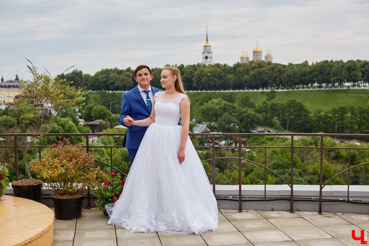 Собираетесь в ближайшее время соединить сердца? Отличная новость: теперь обменяться кольцами во Владимире можно не только в стенах Дворца бракосочетаний, но и на первой открытой площадке с прекрасным видом на исторический центр. Да еще и в одном из самых живописных мест нашего города — на территории Патриаршего сада. «Ключ-Медиа» запечатлел, как жених и невеста будут смотреться в новой локации.