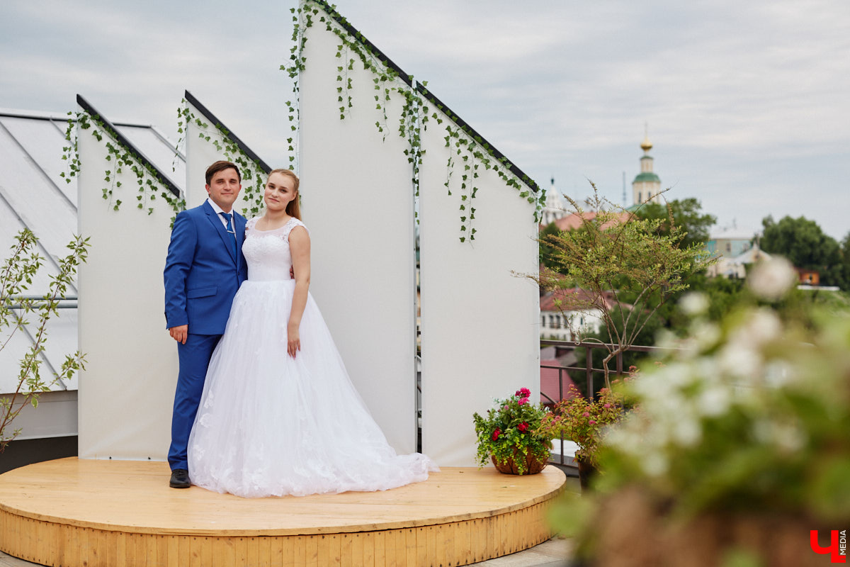 Собираетесь в ближайшее время соединить сердца? Отличная новость: теперь обменяться кольцами во Владимире можно не только в стенах Дворца бракосочетаний, но и на первой открытой площадке с прекрасным видом на исторический центр. Да еще и в одном из самых живописных мест нашего города — на территории Патриаршего сада. «Ключ-Медиа» запечатлел, как жених и невеста будут смотреться в новой локации.