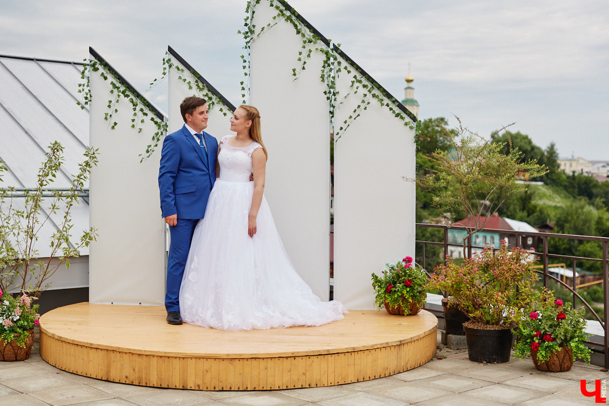 Собираетесь в ближайшее время соединить сердца? Отличная новость: теперь обменяться кольцами во Владимире можно не только в стенах Дворца бракосочетаний, но и на первой открытой площадке с прекрасным видом на исторический центр. Да еще и в одном из самых живописных мест нашего города — на территории Патриаршего сада. «Ключ-Медиа» запечатлел, как жених и невеста будут смотреться в новой локации.