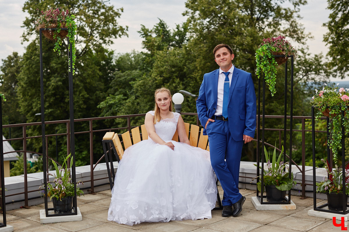 Собираетесь в ближайшее время соединить сердца? Отличная новость: теперь обменяться кольцами во Владимире можно не только в стенах Дворца бракосочетаний, но и на первой открытой площадке с прекрасным видом на исторический центр. Да еще и в одном из самых живописных мест нашего города — на территории Патриаршего сада. «Ключ-Медиа» запечатлел, как жених и невеста будут смотреться в новой локации.