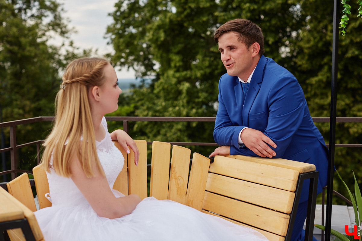 Собираетесь в ближайшее время соединить сердца? Отличная новость: теперь обменяться кольцами во Владимире можно не только в стенах Дворца бракосочетаний, но и на первой открытой площадке с прекрасным видом на исторический центр. Да еще и в одном из самых живописных мест нашего города — на территории Патриаршего сада. «Ключ-Медиа» запечатлел, как жених и невеста будут смотреться в новой локации.