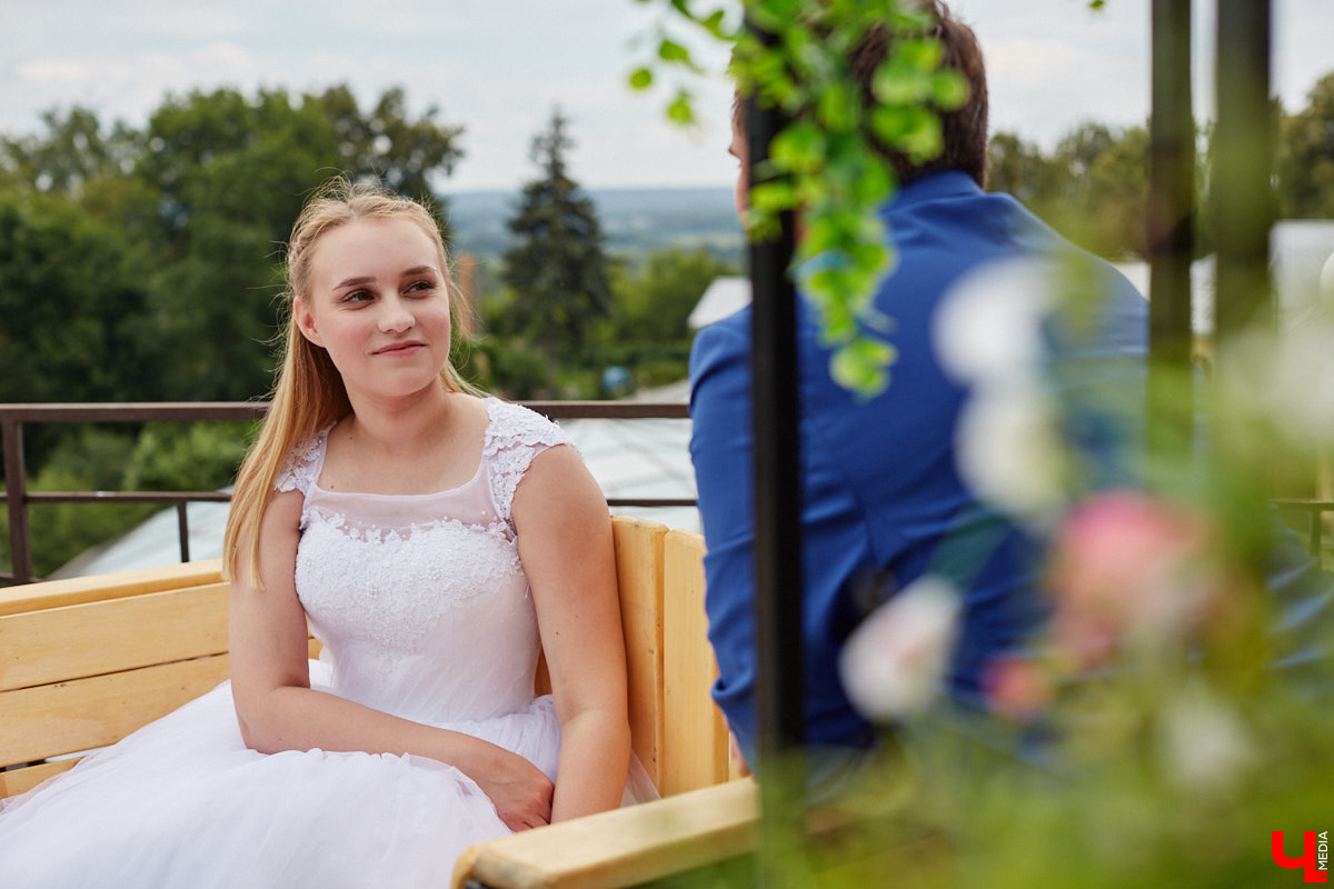 Собираетесь в ближайшее время соединить сердца? Отличная новость: теперь обменяться кольцами во Владимире можно не только в стенах Дворца бракосочетаний, но и на первой открытой площадке с прекрасным видом на исторический центр. Да еще и в одном из самых живописных мест нашего города — на территории Патриаршего сада. «Ключ-Медиа» запечатлел, как жених и невеста будут смотреться в новой локации.