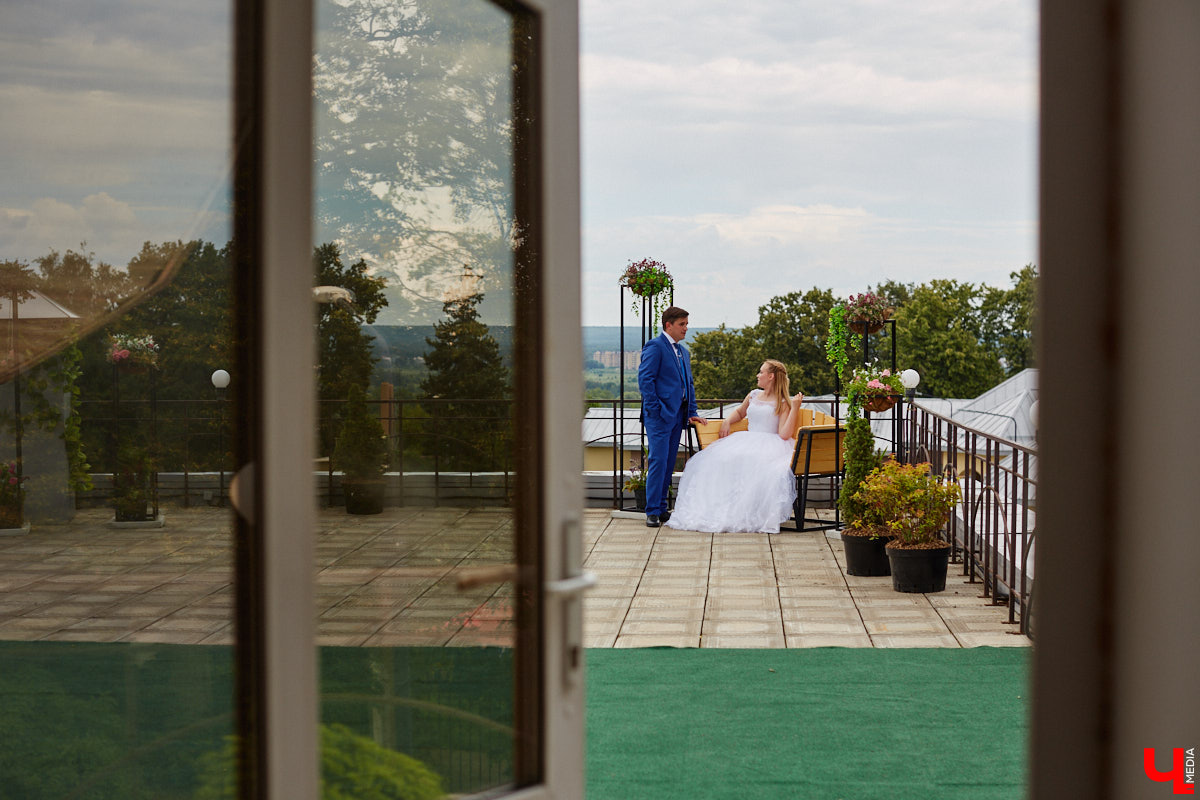 Собираетесь в ближайшее время соединить сердца? Отличная новость: теперь обменяться кольцами во Владимире можно не только в стенах Дворца бракосочетаний, но и на первой открытой площадке с прекрасным видом на исторический центр. Да еще и в одном из самых живописных мест нашего города — на территории Патриаршего сада. «Ключ-Медиа» запечатлел, как жених и невеста будут смотреться в новой локации.