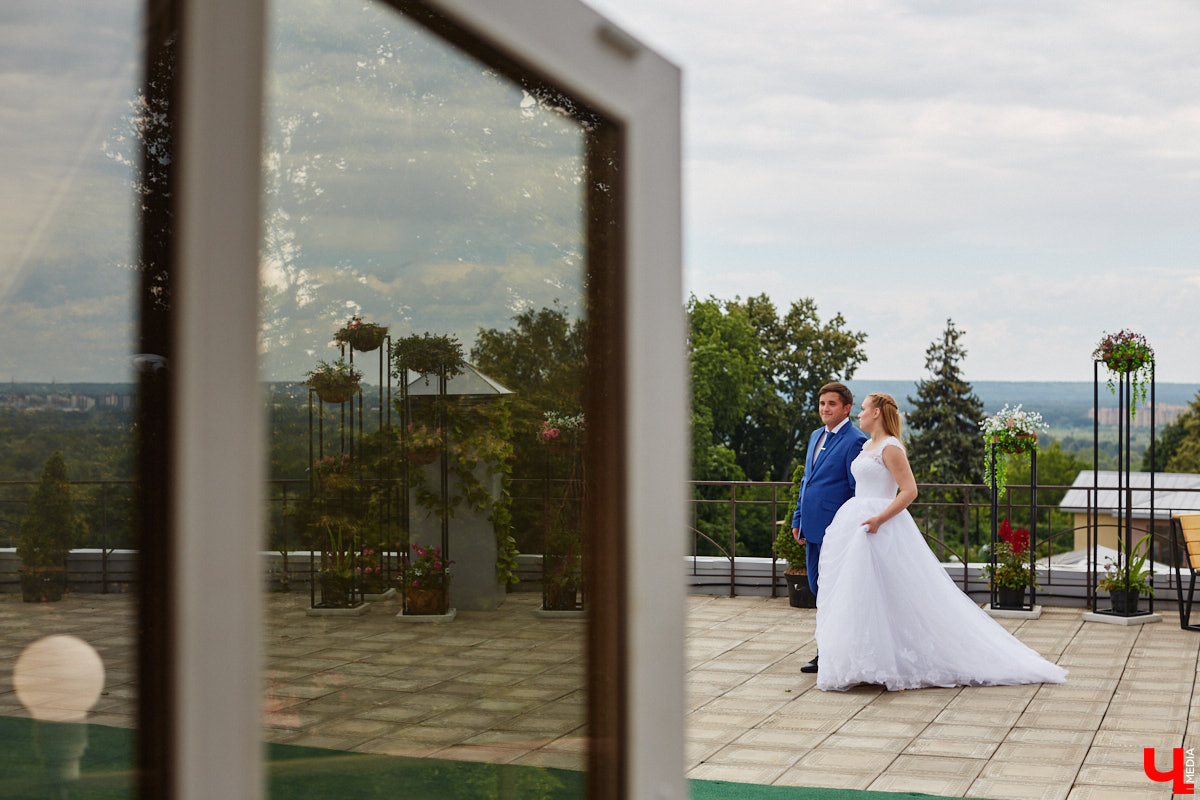 Собираетесь в ближайшее время соединить сердца? Отличная новость: теперь обменяться кольцами во Владимире можно не только в стенах Дворца бракосочетаний, но и на первой открытой площадке с прекрасным видом на исторический центр. Да еще и в одном из самых живописных мест нашего города — на территории Патриаршего сада. «Ключ-Медиа» запечатлел, как жених и невеста будут смотреться в новой локации.