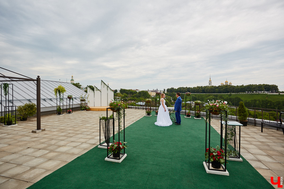 Собираетесь в ближайшее время соединить сердца? Отличная новость: теперь обменяться кольцами во Владимире можно не только в стенах Дворца бракосочетаний, но и на первой открытой площадке с прекрасным видом на исторический центр. Да еще и в одном из самых живописных мест нашего города — на территории Патриаршего сада. «Ключ-Медиа» запечатлел, как жених и невеста будут смотреться в новой локации.