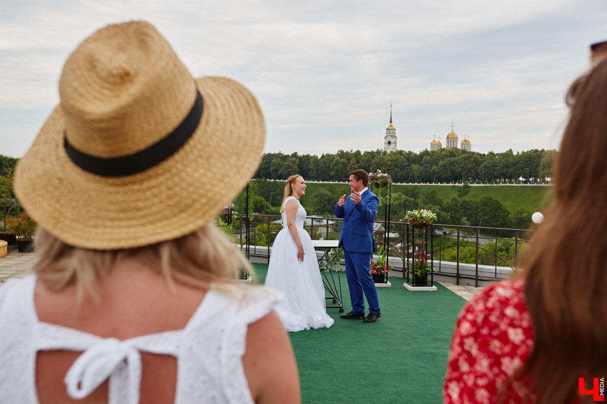 Собираетесь в ближайшее время соединить сердца? Отличная новость: теперь обменяться кольцами во Владимире можно не только в стенах Дворца бракосочетаний, но и на первой открытой площадке с прекрасным видом на исторический центр. Да еще и в одном из самых живописных мест нашего города — на территории Патриаршего сада. «Ключ-Медиа» запечатлел, как жених и невеста будут смотреться в новой локации.