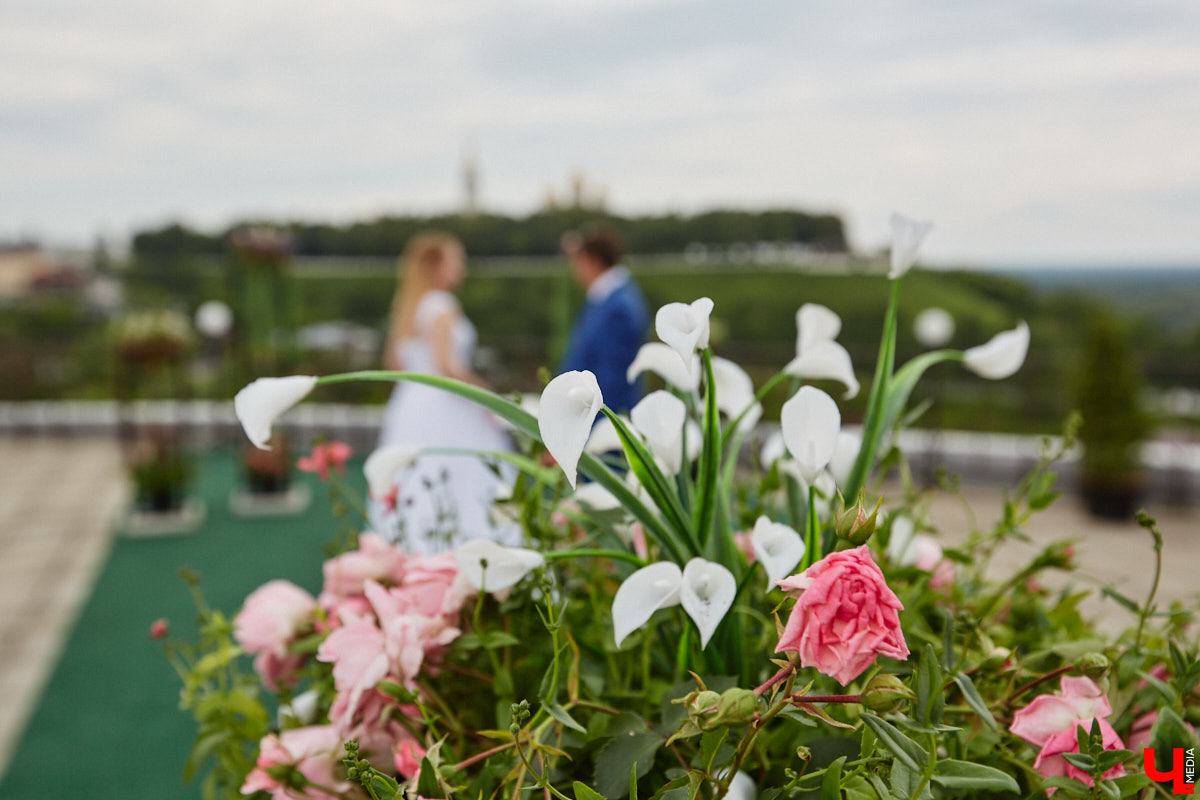 Собираетесь в ближайшее время соединить сердца? Отличная новость: теперь обменяться кольцами во Владимире можно не только в стенах Дворца бракосочетаний, но и на первой открытой площадке с прекрасным видом на исторический центр. Да еще и в одном из самых живописных мест нашего города — на территории Патриаршего сада. «Ключ-Медиа» запечатлел, как жених и невеста будут смотреться в новой локации.
