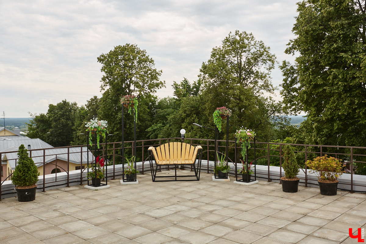 Собираетесь в ближайшее время соединить сердца? Отличная новость: теперь обменяться кольцами во Владимире можно не только в стенах Дворца бракосочетаний, но и на первой открытой площадке с прекрасным видом на исторический центр. Да еще и в одном из самых живописных мест нашего города — на территории Патриаршего сада. «Ключ-Медиа» запечатлел, как жених и невеста будут смотреться в новой локации.