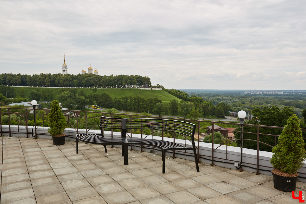 Собираетесь в ближайшее время соединить сердца? Отличная новость: теперь обменяться кольцами во Владимире можно не только в стенах Дворца бракосочетаний, но и на первой открытой площадке с прекрасным видом на исторический центр. Да еще и в одном из самых живописных мест нашего города — на территории Патриаршего сада. «Ключ-Медиа» запечатлел, как жених и невеста будут смотреться в новой локации.