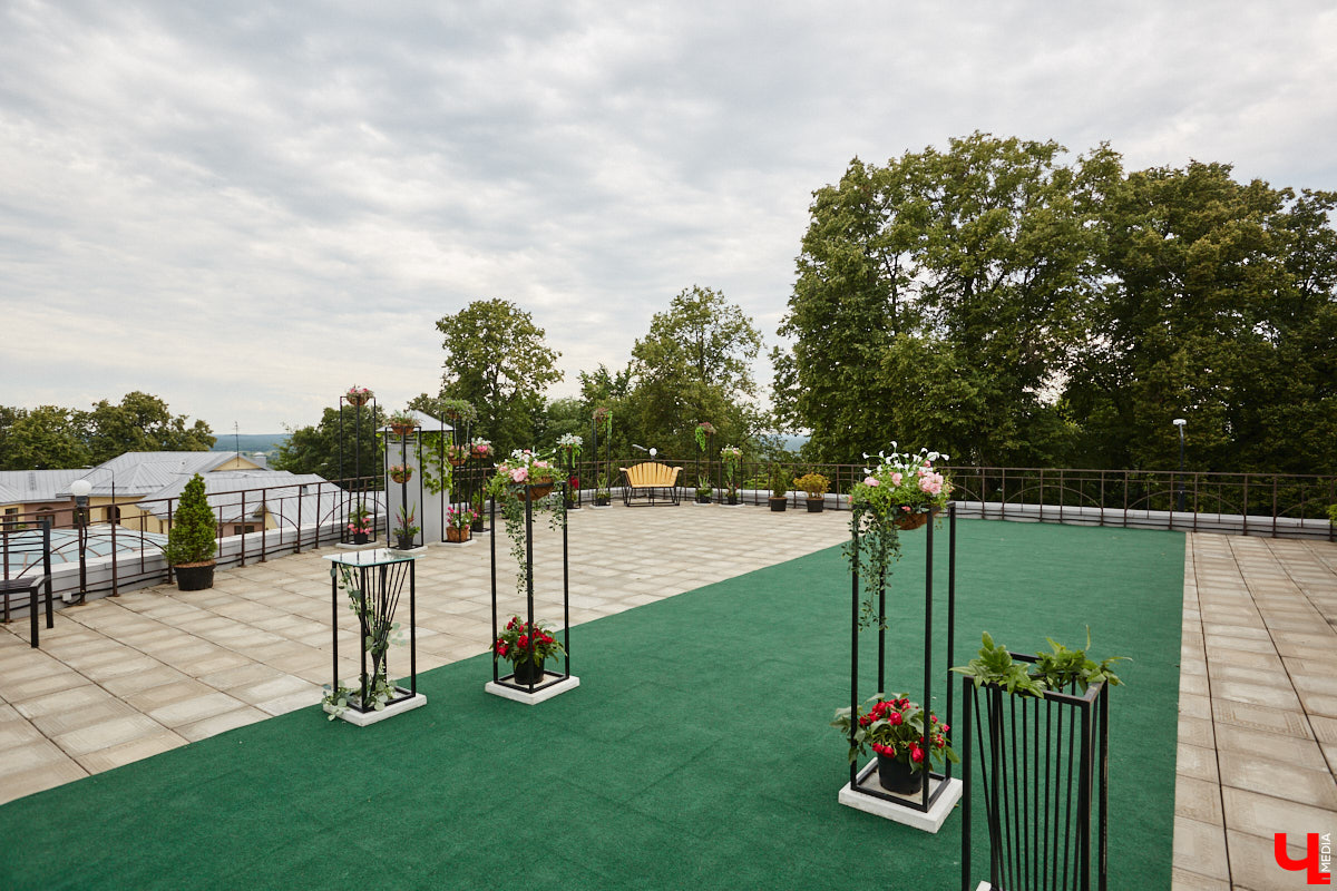 Собираетесь в ближайшее время соединить сердца? Отличная новость: теперь обменяться кольцами во Владимире можно не только в стенах Дворца бракосочетаний, но и на первой открытой площадке с прекрасным видом на исторический центр. Да еще и в одном из самых живописных мест нашего города — на территории Патриаршего сада. «Ключ-Медиа» запечатлел, как жених и невеста будут смотреться в новой локации.