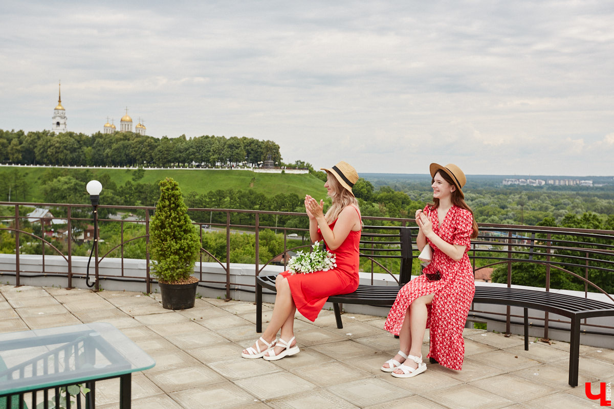 Собираетесь в ближайшее время соединить сердца? Отличная новость: теперь обменяться кольцами во Владимире можно не только в стенах Дворца бракосочетаний, но и на первой открытой площадке с прекрасным видом на исторический центр. Да еще и в одном из самых живописных мест нашего города — на территории Патриаршего сада. «Ключ-Медиа» запечатлел, как жених и невеста будут смотреться в новой локации.
