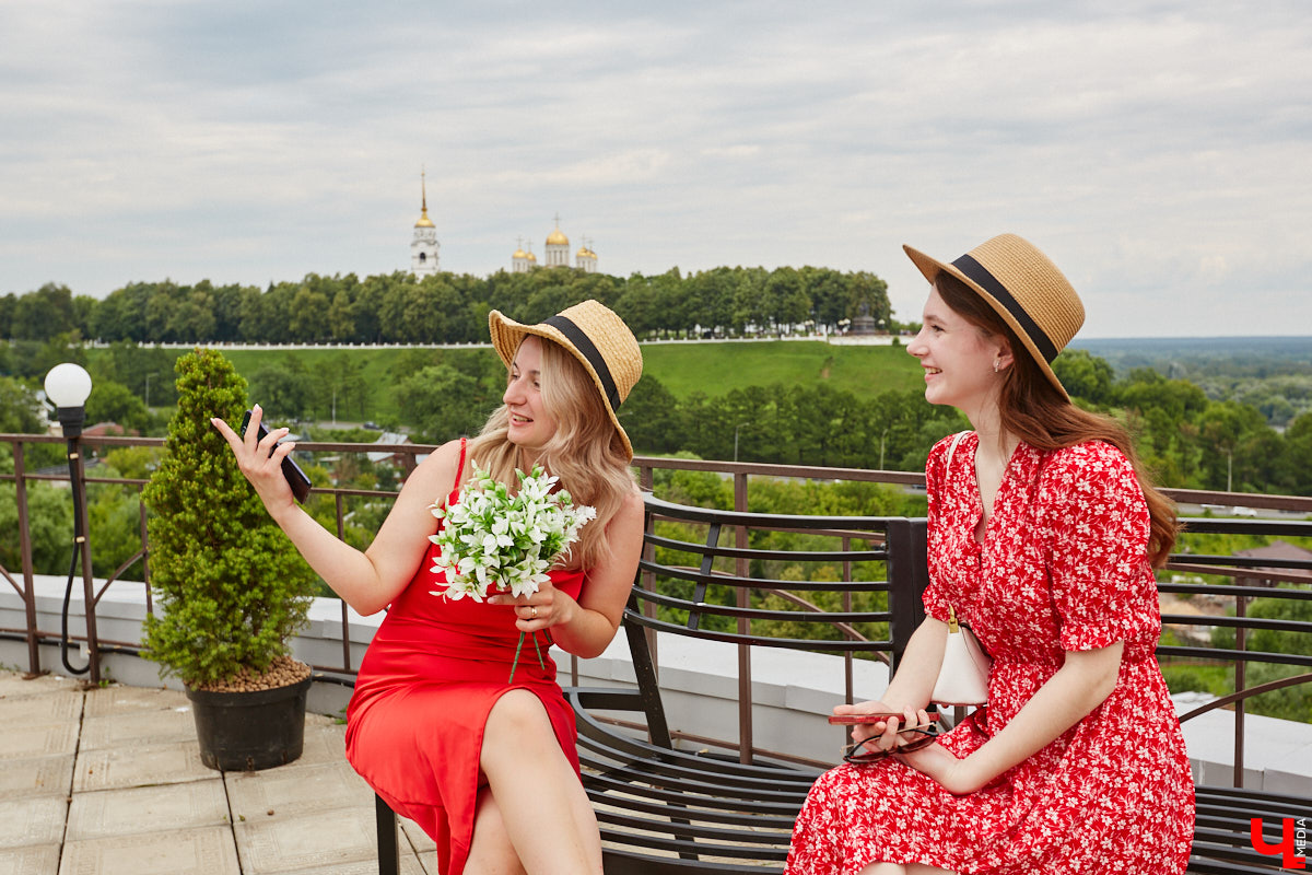 Собираетесь в ближайшее время соединить сердца? Отличная новость: теперь обменяться кольцами во Владимире можно не только в стенах Дворца бракосочетаний, но и на первой открытой площадке с прекрасным видом на исторический центр. Да еще и в одном из самых живописных мест нашего города — на территории Патриаршего сада. «Ключ-Медиа» запечатлел, как жених и невеста будут смотреться в новой локации.