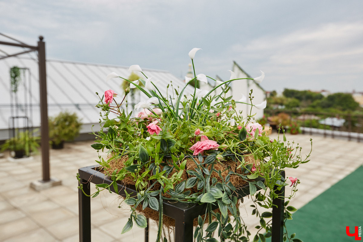 Собираетесь в ближайшее время соединить сердца? Отличная новость: теперь обменяться кольцами во Владимире можно не только в стенах Дворца бракосочетаний, но и на первой открытой площадке с прекрасным видом на исторический центр. Да еще и в одном из самых живописных мест нашего города — на территории Патриаршего сада. «Ключ-Медиа» запечатлел, как жених и невеста будут смотреться в новой локации.