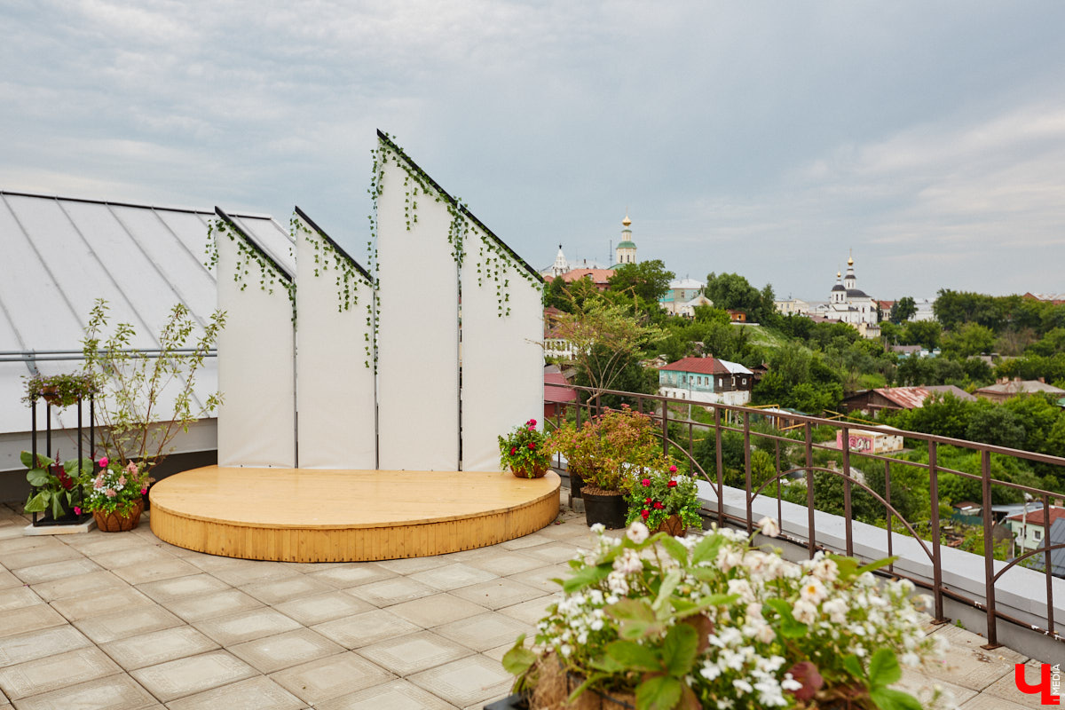 Собираетесь в ближайшее время соединить сердца? Отличная новость: теперь обменяться кольцами во Владимире можно не только в стенах Дворца бракосочетаний, но и на первой открытой площадке с прекрасным видом на исторический центр. Да еще и в одном из самых живописных мест нашего города — на территории Патриаршего сада. «Ключ-Медиа» запечатлел, как жених и невеста будут смотреться в новой локации.