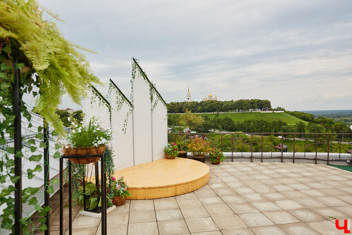 Собираетесь в ближайшее время соединить сердца? Отличная новость: теперь обменяться кольцами во Владимире можно не только в стенах Дворца бракосочетаний, но и на первой открытой площадке с прекрасным видом на исторический центр. Да еще и в одном из самых живописных мест нашего города — на территории Патриаршего сада. «Ключ-Медиа» запечатлел, как жених и невеста будут смотреться в новой локации.